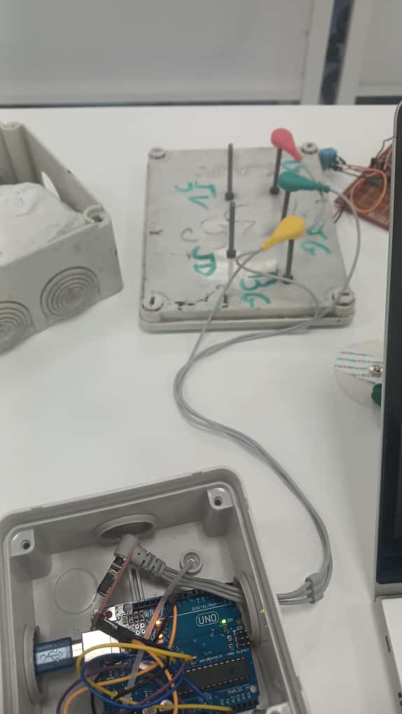 Le prototype du testeur ECG, basé sur Arduino, connecté à un moniteur patient pour vérification.